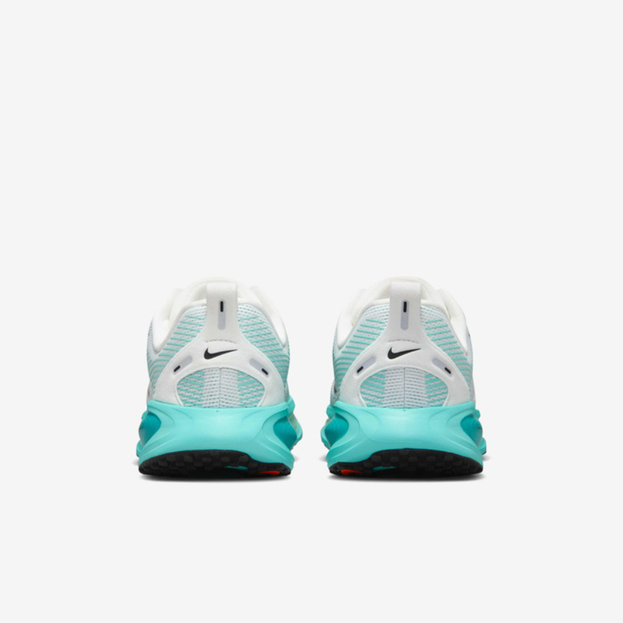 NIKE Vomero 18