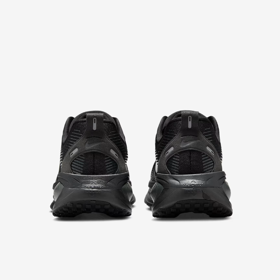 NIKE Vomero 18