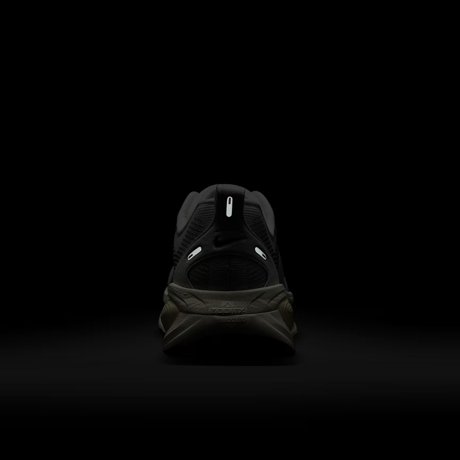 NIKE Vomero 18