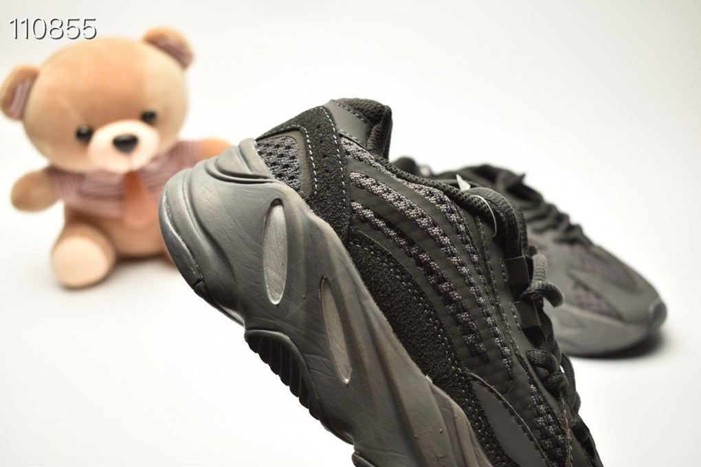 ADIDAS BOOST 700