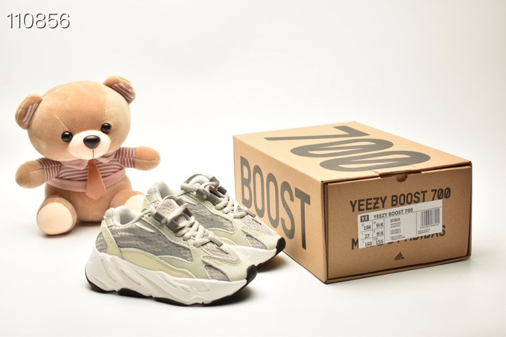ADIDAS BOOST 700