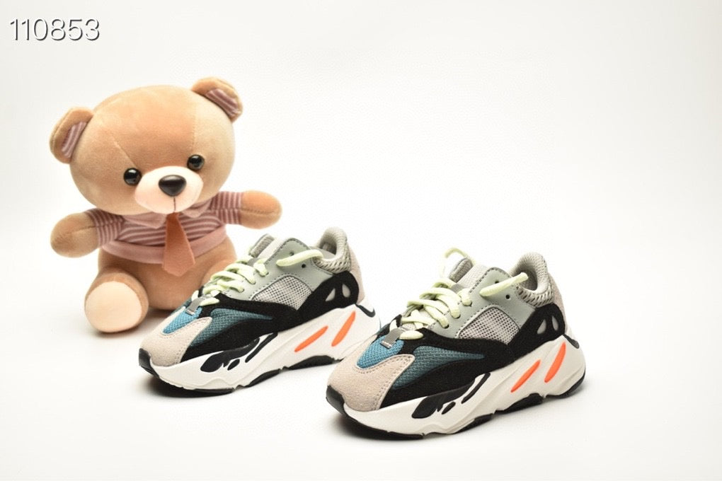 ADIDAS BOOST 700