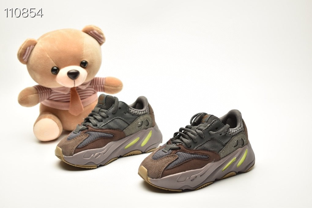ADIDAS BOOST 700