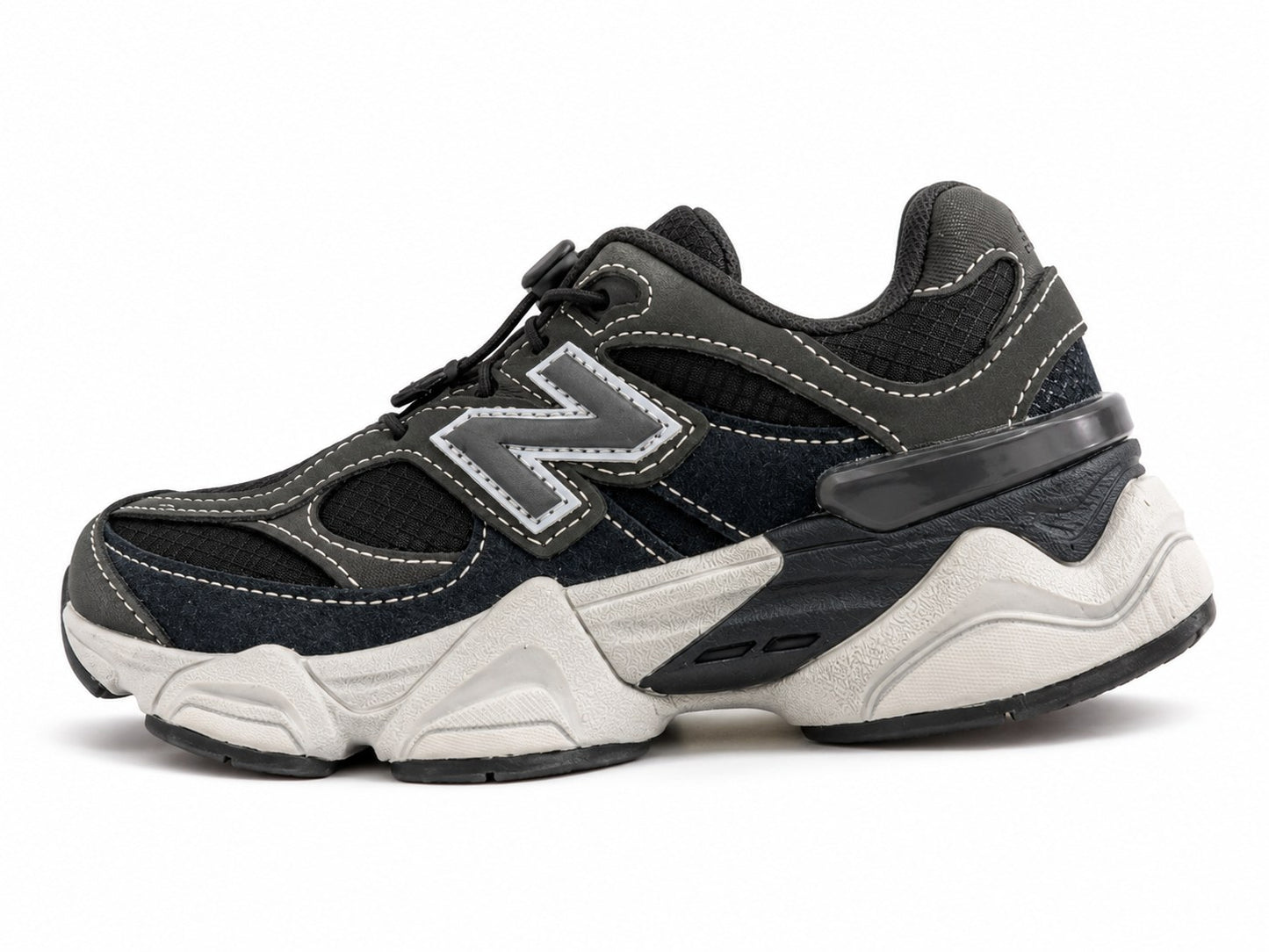 סניקרס New Balance 9060 לילדים בצבע שחור לבן עם סוליה לבנה מסיבית