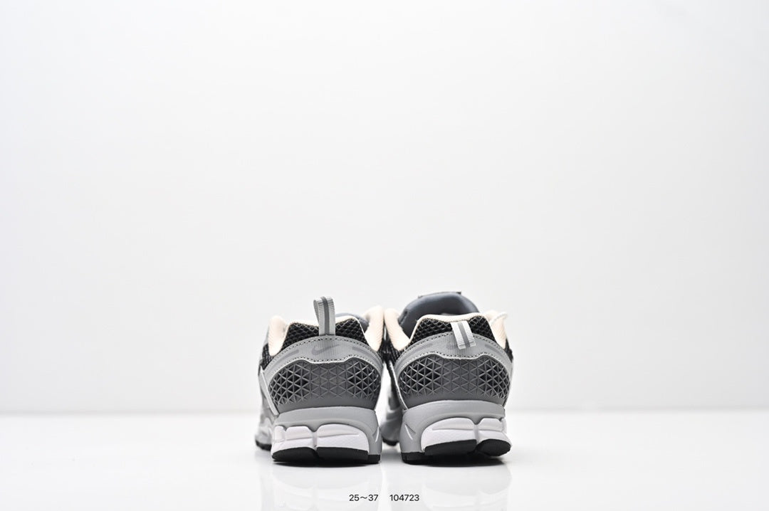 NIKE Vomero 5
