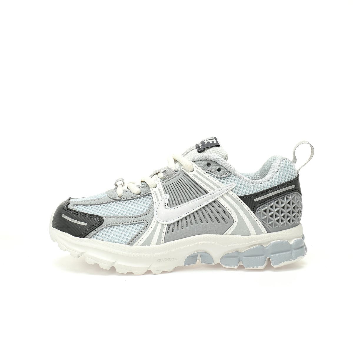 NIKE Vomero 5