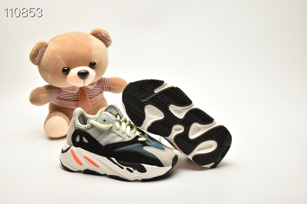 ADIDAS BOOST 700