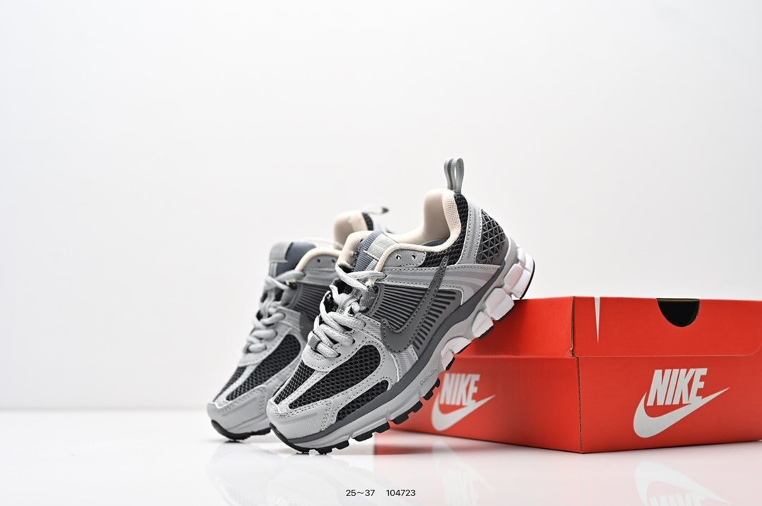 NIKE Vomero 5