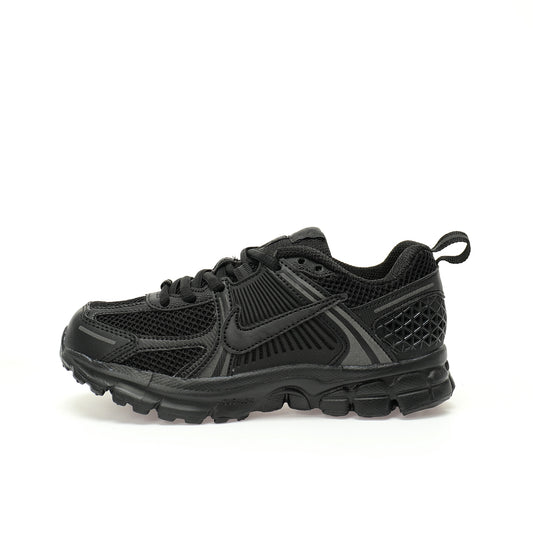 NIKE Vomero 5