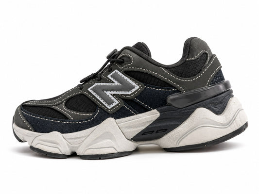 סניקרס New Balance 9060 לילדים בצבע שחור לבן עם סוליה לבנה מסיבית