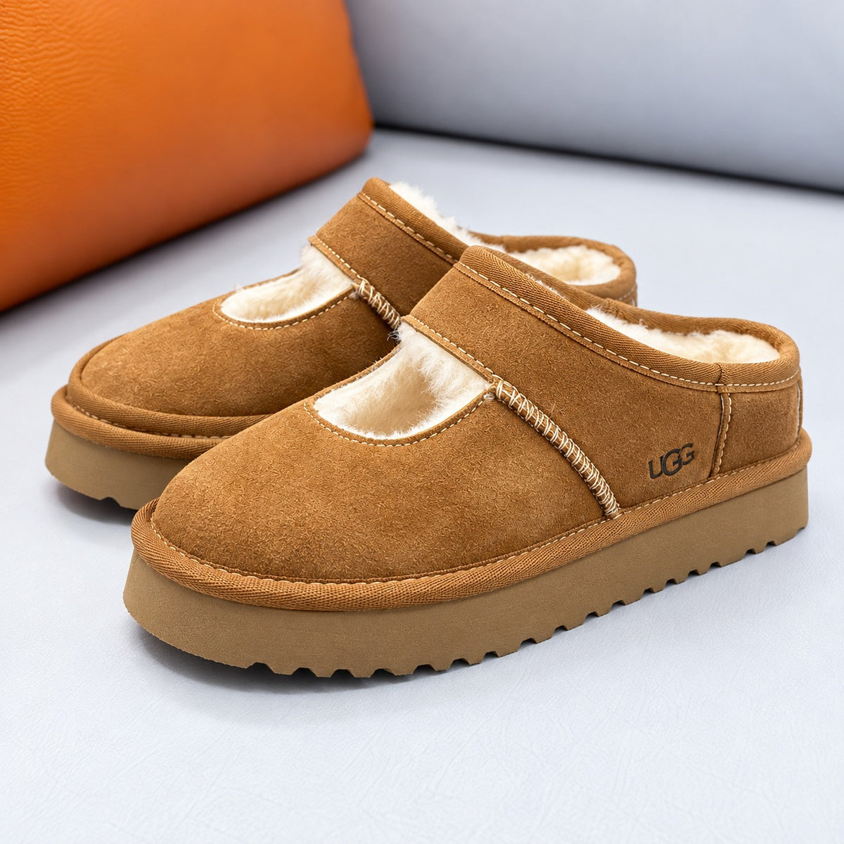 נעלי UGG Bea מרי ג'יין לילדים ערמוני - תמונת אווירה